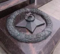 Бронзовый венок звезда темнокоричневый гранит в Аргуне (518572)